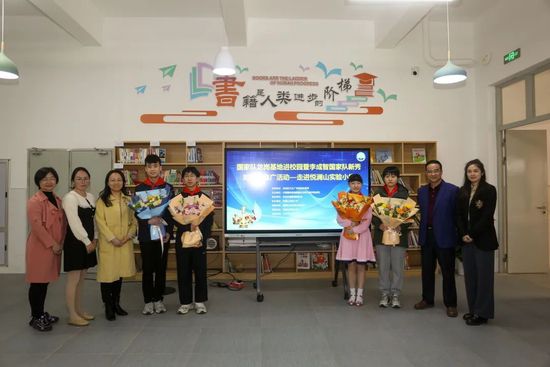 这里是年夜城市米兰，经济市场蓬勃向上，在使人夺目的繁华气象中，犯法事务也注定增加。桑托·鲁索是在乎年夜利内陆长年夜的卡拉布里亚人，在郊区小偷小摸一段时候落后了少年牢狱。后来他决议跟从本身的志向，依托犯法求生。短短几年以内，他便在一个壮大而可骇的帮派中成长为脑筋人物，具有一派武装大盗，不竭投身各类龌龊却来钱快的生意：掳掠、绑架、贩毒、洗钱，特别使人不成想象还有 — 杀人。在无停止地寻求财富和社会知足感的同时，桑托·鲁索在两个女人之间盘桓不定：他的老婆驯服、虔诚，他的恋人斑斓、优雅而高不成攀。他面临的是两种判然不同的糊口选择 ，而他本身也有两张完全相反的面目面貌。桑托的犯法行动中充溢着各类不成避免的选择和疾苦的履历：他人的存亡、豪情之爱或是具有家庭、梦幻般的中发生活或是残暴的社会拼杀。《无情残暴》是一段横跨四分之一个世纪的叙事，以意年夜利黑帮为布景，讲述了桑托·鲁索的故事：在时尚、遍地财帛、艺术前卫、迪斯科音乐流行的黄金年月，一名雅痞黑帮成员在米兰千变万化、目炫狼籍的实际世界中经营周旋。雷纳托·德·马里亚担负本片的导演，同时与瓦伦蒂娜·斯特拉达和费代里科·涅西尼担负编剧。这部片子的灵感来自彼得罗·科拉普里科和卢卡·法佐写的《Manager Calibro 9》。里卡多·斯卡马乔扮演桑托·鲁索，其他参演演员还包罗萨拉·萨里约科、阿莱西奥·普拉蒂科、阿莱桑德罗·泰代斯基和玛丽埃-安杰·卡斯塔。制片人：安杰洛·巴尔巴加洛和玛蒂尔德·巴尔巴加洛建造公司：BIBI FILM 和 RAI CINEMA